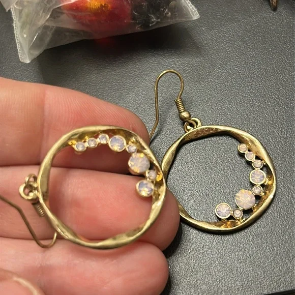 bundle of jewelry- costume, used for crafts or jewelry. Newer and clean. - Picture 3 of 16